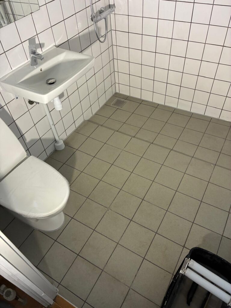 Renovering af badeværelse i flyttelejlighed for boligforening