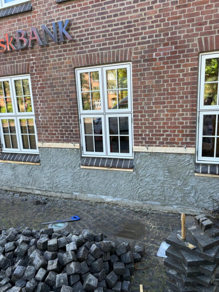 Renovering af pudset sokkel på fredet ejendom