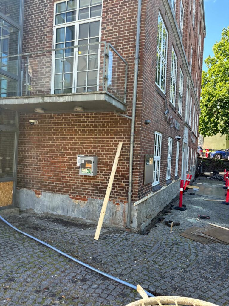 Renovering af pudset sokkel på fredet ejendom