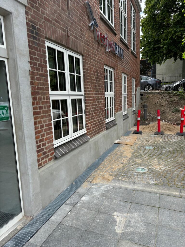 Renovering af pudset sokkel på fredet ejendom i Aarhus C.