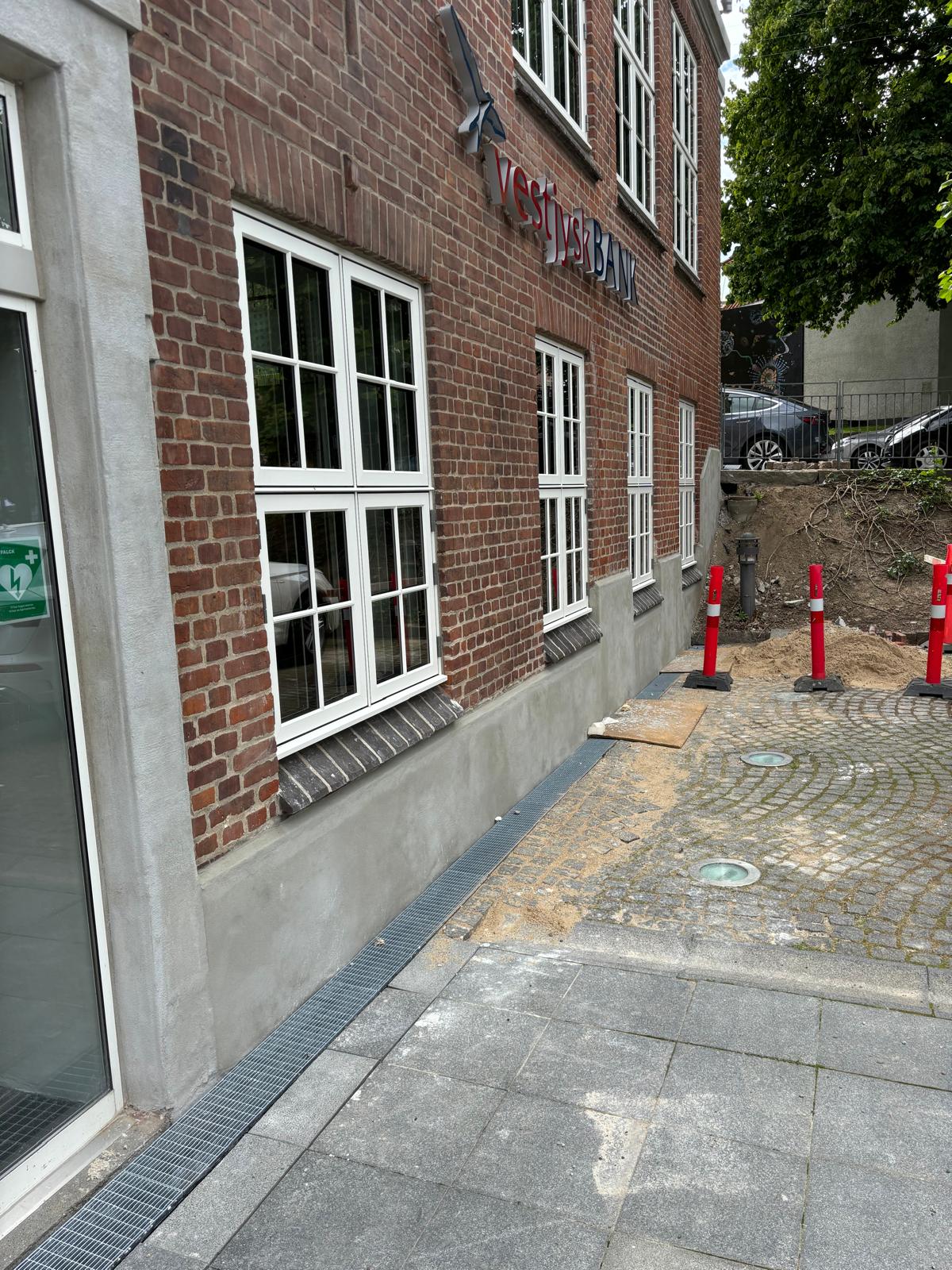 Nypudset sokkel på fredet bygning i Aarhus C.