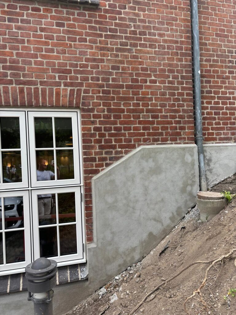 Renovering af pudset sokkel på fredet ejendom
