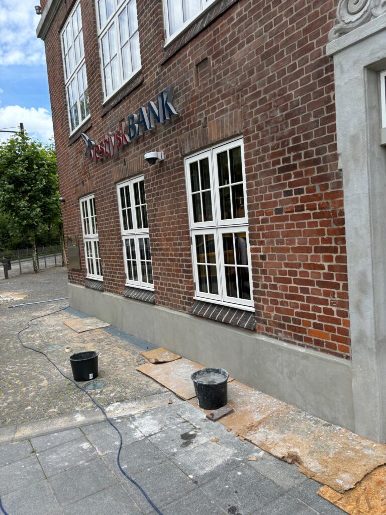 Renovering af pudset sokkel på fredet ejendom i Aarhus C.