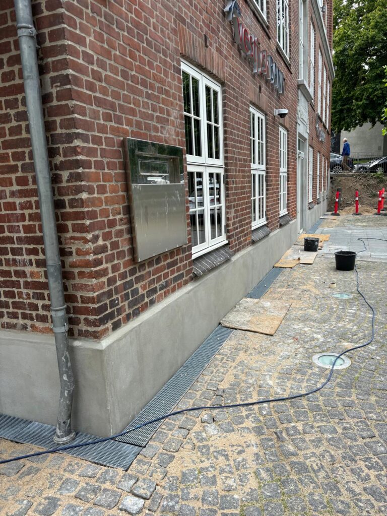 Renovering af pudset sokkel på fredet ejendom